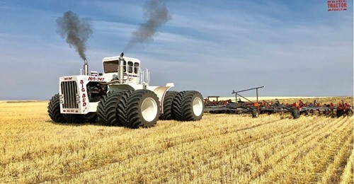 Największy ciągnik świata Big Bud wrócił do pracy